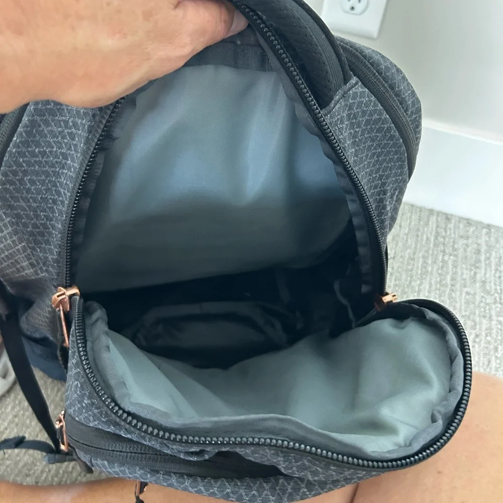 NORTH FACE RECON Heavy Duty Backpack. 18”x14” Standard size.Has 6 pockets.
